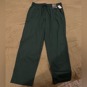 *NWT* GapFit green runaround pant M petite